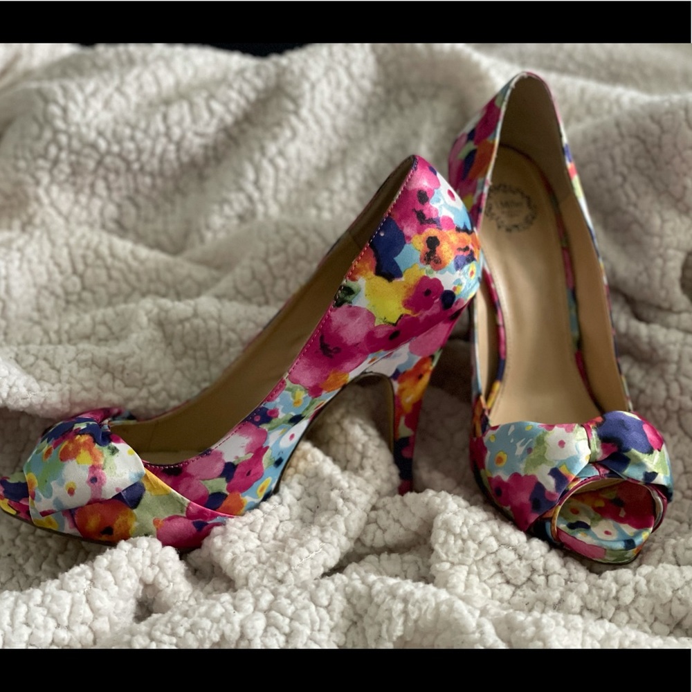 Multicolored floral pumps